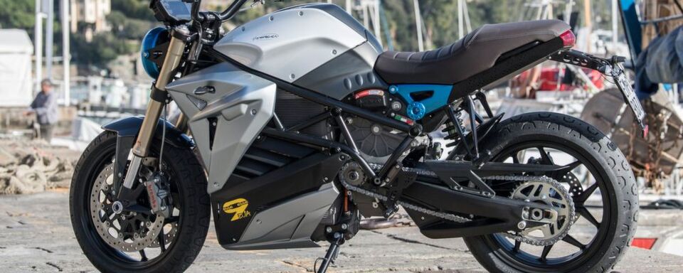 Praktisch kann man mit der Energica Eva EsseEsse9 rund 120 Kilometer mit einer Ladung kommen. Praktisch kann man mit der Energica Eva EsseEsse9 rund 120 Kilometer mit einer Ladung kommen.