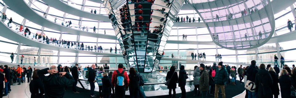 Die Glaskuppel über dem Bundestag/Alter Reichstag soll Offenheit in der Politik demonstrieren. Die IT-Politik hat da noch Nachholbedarf. Die Glaskuppel über dem Bundestag/Alter Reichstag soll Offenheit in der Politik demonstrieren. Die IT-Politik hat da noch Nachholbedarf.