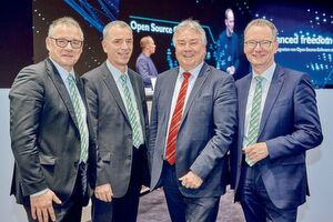 von links nach rechts: Hans-Jürgen Koch (Executive Vice President in der Business Area Industry, Management & Automation, Phoenix Contact Electronics GmbH), Friedrich Wegener (Spezialist für Software-Standardisierung, Phoenix Contact Electronics), Oliver Winzenried (Vorstand und Gründer der Wibu-Systems AG) und Roland Bent (Geschäftsführung, Phoenix Contact). von links nach rechts: Hans-Jürgen Koch (Executive Vice President in der Business Area Industry, Management & Automation, Phoenix Contact Electronics GmbH), Friedrich Wegener (Spezialist für Software-Standardisierung, Phoenix Contact Electronics), Oliver Winzenried (Vorstand und Gründer der Wibu-Systems AG) und Roland Bent (Geschäftsführung, Phoenix Contact).