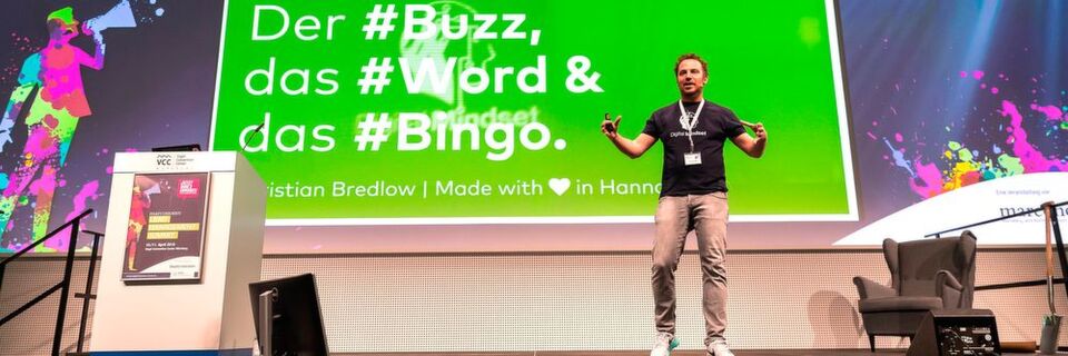 In seiner Keynote erklärte Christian Bredlow den Teilnehmern des Lead Management Summit in spaßig-pointierter Ernsthaftigkeit das dringende Erklärungsbedürfnis, das bei Mitarbeitern und Führungskräften durch die Digitalisierung und das ganze Buzzword-Chaos entsteht. In seiner Keynote erklärte Christian Bredlow den Teilnehmern des Lead Management Summit in spaßig-pointierter Ernsthaftigkeit das dringende Erklärungsbedürfnis, das bei Mitarbeitern und Führungskräften durch die Digitalisierung und das ganze Buzzword-Chaos entsteht.