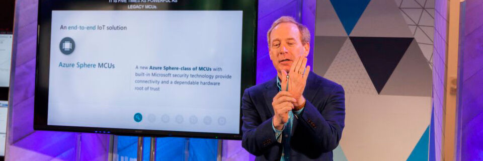 Brad Smith, Präsident von Microsoft, präsentiert den von seiner Firma für IoT-Geräte entwickelten Microcontroller. Er soll unter einer speziell für den Chip geschaffenen OS mit Linux-Kernel laufen, die mit einem Cloud-Dienst auf Azure kommuniziert. Brad Smith, Präsident von Microsoft, präsentiert den von seiner Firma für IoT-Geräte entwickelten Microcontroller. Er soll unter einer speziell für den Chip geschaffenen OS mit Linux-Kernel laufen, die mit einem Cloud-Dienst auf Azure kommuniziert.