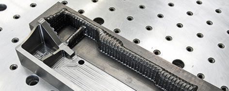 Typisches Bauteil mit einer Masse von 2,1 Kilogramm aus einer Titanlegierung. Der endkonturnahe Rohling wurde in 45 Minuten hergestellt. Typisches Bauteil mit einer Masse von 2,1 Kilogramm aus einer Titanlegierung. Der endkonturnahe Rohling wurde in 45 Minuten hergestellt.