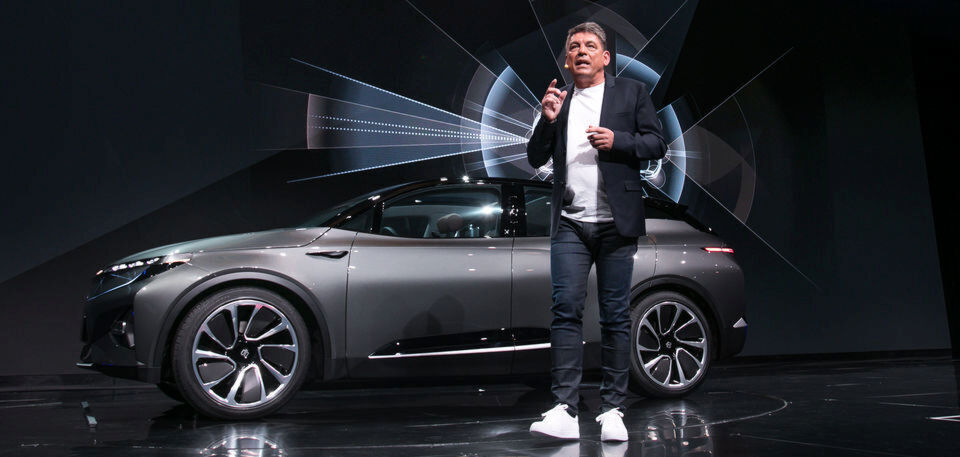 „Unser Auto ist ein elektrisches Premium-SUV mit konnektiven Möglichkeiten, die weit über bisherige Fahrzeuge hinausgehen. Wir liefern, was andere noch versprechen”, erläutert Byton-Boss Carsten Breitfeld. „Unser Auto ist ein elektrisches Premium-SUV mit konnektiven Möglichkeiten, die weit über bisherige Fahrzeuge hinausgehen. Wir liefern, was andere noch versprechen”, erläutert Byton-Boss Carsten Breitfeld.