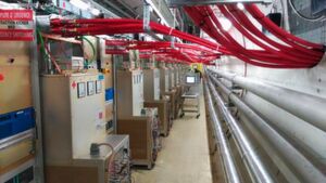 LBDS HV-Generatoren im LHC-Tunnel. Jeder blaue Computer enthält mehrere Digitizer von Spectrum Instrumentation, um den internen Strom der HV-Generatoren zu erfassen. LBDS HV-Generatoren im LHC-Tunnel. Jeder blaue Computer enthält mehrere Digitizer von Spectrum Instrumentation, um den internen Strom der HV-Generatoren zu erfassen.