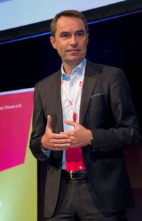 „Wir ändern unseren Marktangang und brauchen nun Feedback von den Kunden dazu, welche Modelle funktionieren und welche nicht“, ruft Thorsten Herrmann, Geschäftsführer Enterprise Commercial Microsoft Deutschland, die rund 350 Besucher des Jahreskongress der Anwendervereinigung Microsoft Business User Forum (mbuf) in Stuttgart auf. „Wir ändern unseren Marktangang und brauchen nun Feedback von den Kunden dazu, welche Modelle funktionieren und welche nicht“, ruft Thorsten Herrmann, Geschäftsführer Enterprise Commercial Microsoft Deutschland, die rund 350 Besucher des Jahreskongress der Anwendervereinigung Microsoft Business User Forum (mbuf) in Stuttgart auf.