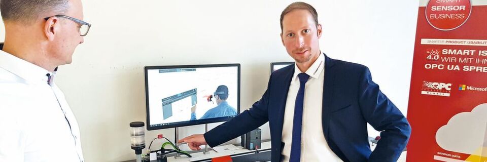 Michael Mayer-Rosa (re.) zeigt an einem Modell einer Transportstrecke die verbauten Smart-Core-Kabel, deren Ausfall dort simuliert werden kann. Michael Mayer-Rosa (re.) zeigt an einem Modell einer Transportstrecke die verbauten Smart-Core-Kabel, deren Ausfall dort simuliert werden kann.