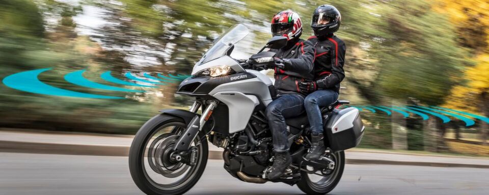 Ab 2020 will Ducati ein radarbasiertes Bündel von Assistenzsystemen namens ARAS anbieten. Ab 2020 will Ducati ein radarbasiertes Bündel von Assistenzsystemen namens ARAS anbieten.