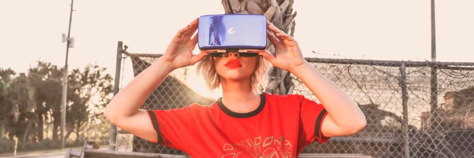 Augmented Reality und Virtual Reality eröffnen Marketing und Vertrieb zahlreiche neue Möglichkeiten der Kommunikation. Augmented Reality und Virtual Reality eröffnen Marketing und Vertrieb zahlreiche neue Möglichkeiten der Kommunikation.