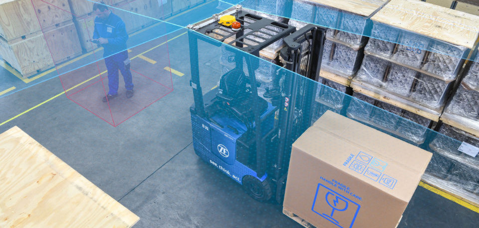 Hochautomatisierte Fahrfunktionen sorgen für mehr Arbeitssicherheit: Der ZF Innovation Forklift umfährt eigenständig Hindernisse und hält an, sobald sich Personen im Fahrweg befinden. Hochautomatisierte Fahrfunktionen sorgen für mehr Arbeitssicherheit: Der ZF Innovation Forklift umfährt eigenständig Hindernisse und hält an, sobald sich Personen im Fahrweg befinden.
