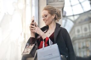 Mobile Surfing und Shopping beeinflussen den Gesamtumsatz von Multi-Channel-Händlern – das zeigt eine aktuelle Studie. Mobile Surfing und Shopping beeinflussen den Gesamtumsatz von Multi-Channel-Händlern – das zeigt eine aktuelle Studie.