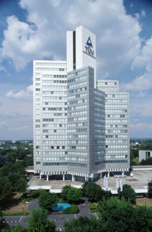 Organisationen wie der Technische Überwachungsverein (TÜV) oder die Deutsche Gesellschaft für Qualität (DGQ) haben das Qualitätsmanagement zur Dienstleistung erhoben und bieten einschlägige Qualitätsmanagement-Seminare an. Organisationen wie der Technische Überwachungsverein (TÜV) oder die Deutsche Gesellschaft für Qualität (DGQ) haben das Qualitätsmanagement zur Dienstleistung erhoben und bieten einschlägige Qualitätsmanagement-Seminare an.