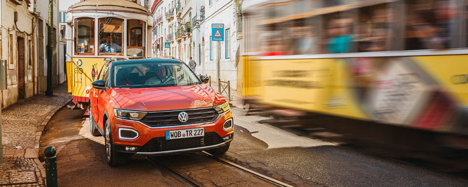 Der neue VW T-Roc soll mit frischen Farben, auffälligem Design und moderner Technik das Segment der Kompakt SUVs um Kia Stonic, Opel Mokka und Hyundai Kona aufmischen. Der neue VW T-Roc soll mit frischen Farben, auffälligem Design und moderner Technik das Segment der Kompakt SUVs um Kia Stonic, Opel Mokka und Hyundai Kona aufmischen.