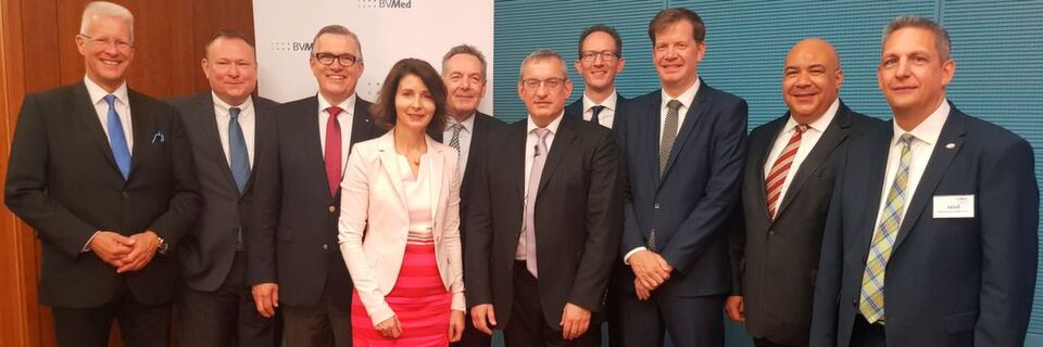 Der BV-Med-Vorstand 2018/19: Stefan Widensohler, Marc Michel, Dr. Manfred Elff, Christiane Döring, Joachim M. Schmitt, Dr. Meinrad Lugan, Ben Bake, Frank Lucaßen, Dr. Chima Abuba, Mark Jalaß (v.l.n.r.). Der BV-Med-Vorstand 2018/19: Stefan Widensohler, Marc Michel, Dr. Manfred Elff, Christiane Döring, Joachim M. Schmitt, Dr. Meinrad Lugan, Ben Bake, Frank Lucaßen, Dr. Chima Abuba, Mark Jalaß (v.l.n.r.).