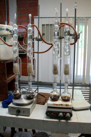 In der chemischen Verfahrenstechnik gibt es verschiedene Trennverfahren. Für Flüssigkeiten greifen Verfahrenstechniker gerne auf Destillation oder Rektifikation zurück. In der chemischen Verfahrenstechnik gibt es verschiedene Trennverfahren. Für Flüssigkeiten greifen Verfahrenstechniker gerne auf Destillation oder Rektifikation zurück.
