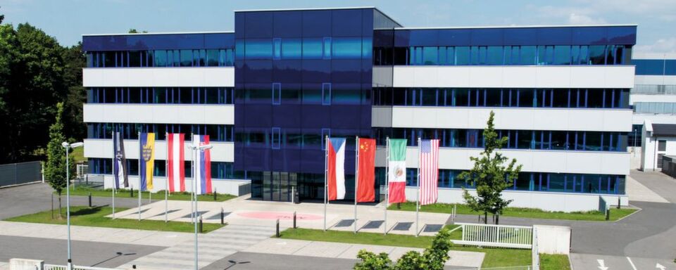 ZKW generiert den Hauptumsatz durch Hauptscheinwerfer für Pkws, Lkws und Motorräder. Daneben gibt es Kleinleuchten und Elektronikteile. ZKW generiert den Hauptumsatz durch Hauptscheinwerfer für Pkws, Lkws und Motorräder. Daneben gibt es Kleinleuchten und Elektronikteile.
