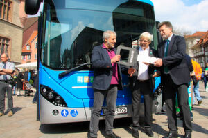 Von links nach rechts zu sehen sind Michael Neugebauer, Geschäftsführer der Göttinger Verkehrsbetriebe GmbH (GöVB), mit Rolf-Georg Köhler, Oberbürgermeister der Stadt Göttingen, und Thomas Hartmann, Geschäftsführer der Volvo Busse Deutschland GmbH und Cluster Director Central der Volvo Bus Corporation, bei der Übergabe der drei neuen Elektro-Hybridbusse Volvo 7900 EH in der Göttinger Altstadt. Von links nach rechts zu sehen sind Michael Neugebauer, Geschäftsführer der Göttinger Verkehrsbetriebe GmbH (GöVB), mit Rolf-Georg Köhler, Oberbürgermeister der Stadt Göttingen, und Thomas Hartmann, Geschäftsführer der Volvo Busse Deutschland GmbH und Cluster Director Central der Volvo Bus Corporation, bei der Übergabe der drei neuen Elektro-Hybridbusse Volvo 7900 EH in der Göttinger Altstadt.