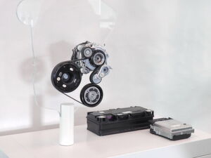 Die sogenannte Hybrid-Einheit wird an den Motor angeflanscht und ermöglicht es, den Verbrenner in vielen Fahrsituationen zeitweise millisekundenschnell komplett ab- und wieder anzuschalten. Die sogenannte Hybrid-Einheit wird an den Motor angeflanscht und ermöglicht es, den Verbrenner in vielen Fahrsituationen zeitweise millisekundenschnell komplett ab- und wieder anzuschalten.