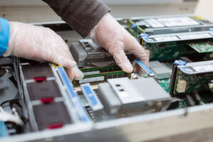 Es gibt zwei Möglichkeiten, runderneuertes Datacenter-Equipment erneut zu verwenden: Zum einen lassen sich Einzelkomponenten erneut verwenden. Zum anderen lassen sich etwa Server aufmöbeln und neu konfigurieren. Es gibt zwei Möglichkeiten, runderneuertes Datacenter-Equipment erneut zu verwenden: Zum einen lassen sich Einzelkomponenten erneut verwenden. Zum anderen lassen sich etwa Server aufmöbeln und neu konfigurieren.