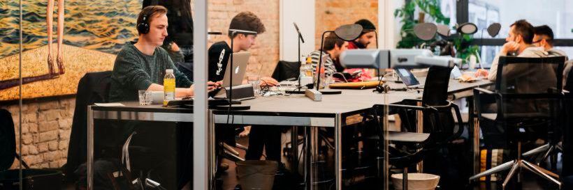 Im Berliner Mindsphere Open Space entstehen neue digitale Geschäftsmodelle, Anwendungen und Services mit dem offenen Siemens-IoT-Betriebssystem Mindsphere. Im Berliner Mindsphere Open Space entstehen neue digitale Geschäftsmodelle, Anwendungen und Services mit dem offenen Siemens-IoT-Betriebssystem Mindsphere.