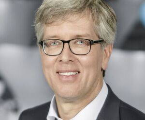 Dr. Frank Melzer, Vorstand Product and Technology Management von Festo: „Das Thema Analytics und künstliche Intelligenz wird unser Produktportfolio enorm beeinflussen, indem beispielsweise KI-Algorithmen sowohl in die Cloud als auch direkt in Komponenten von Festo eingebunden werden können." Dr. Frank Melzer, Vorstand Product and Technology Management von Festo: „Das Thema Analytics und künstliche Intelligenz wird unser Produktportfolio enorm beeinflussen, indem beispielsweise KI-Algorithmen sowohl in die Cloud als auch direkt in Komponenten von Festo eingebunden werden können."