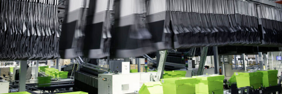 40 % der Kunden berechnen beim Kauf von Textilien einen möglichen Rückversand mit ein, wie die Uni Regensburg festgestellt hat. 40 % der Kunden berechnen beim Kauf von Textilien einen möglichen Rückversand mit ein, wie die Uni Regensburg festgestellt hat.