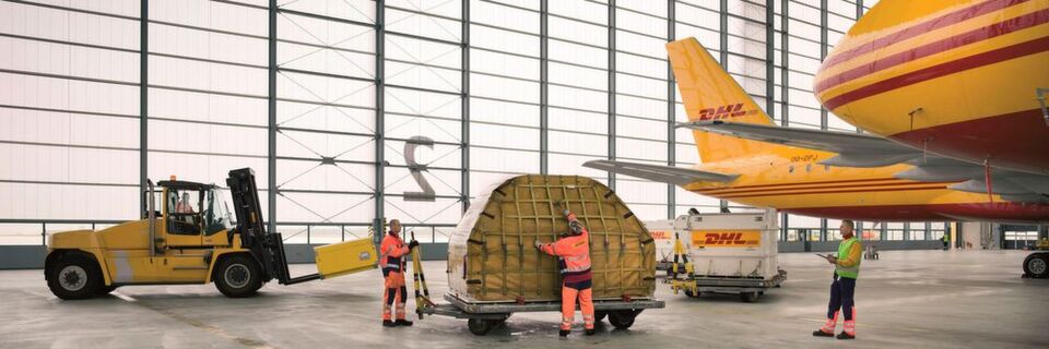 DHL least die Boeing 747-400 für sein neues Angebot in Form eines Aircraft, Crew, Maintenance and Insurance-(ACMI-)Vertrags über Atlas Air. DHL least die Boeing 747-400 für sein neues Angebot in Form eines Aircraft, Crew, Maintenance and Insurance-(ACMI-)Vertrags über Atlas Air.