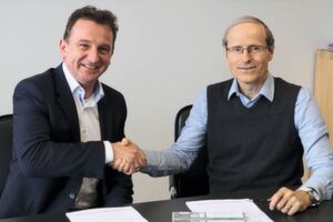 Heimo Robosch (l.), Vice President Knapp, und Carl Elsener, CEO und Verwaltungsratspräsident Victorinox, bei der Vertragsunterzeichnung. Heimo Robosch (l.), Vice President Knapp, und Carl Elsener, CEO und Verwaltungsratspräsident Victorinox, bei der Vertragsunterzeichnung.