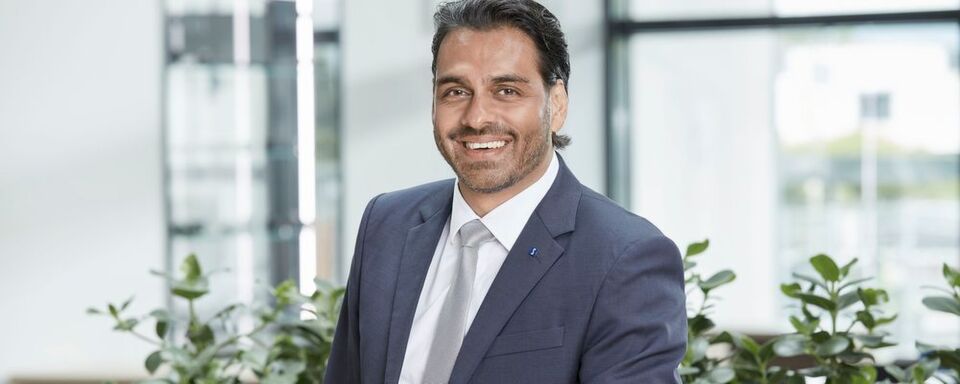 „Wir haben 127 neue Projekte im Serienanlauf“, unterstreicht Parag Shah, Vorsitzender der Geschäftsführung, beim Jahrespressegespräch. „Wir haben 127 neue Projekte im Serienanlauf“, unterstreicht Parag Shah, Vorsitzender der Geschäftsführung, beim Jahrespressegespräch.