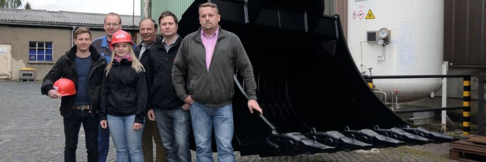 Nicht alle Schaufeln und Greifer von L&K sind so groß wie diese – aber alle zeichnen sich durch extreme Belastbarkeit und hohe Lebensdauer aus. Zweiter von rechts: Konstrukteur Roland Georgi. Dritter von rechts: Wolfgang Anderle, geschäftsführender Gesellschafter von L&K. Nicht alle Schaufeln und Greifer von L&K sind so groß wie diese – aber alle zeichnen sich durch extreme Belastbarkeit und hohe Lebensdauer aus. Zweiter von rechts: Konstrukteur Roland Georgi. Dritter von rechts: Wolfgang Anderle, geschäftsführender Gesellschafter von L&K.