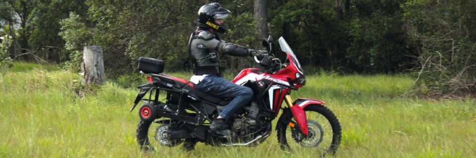 Powell zurück auf seinem Motorrad, nachdem er es mithilfe eines Thomson-Electrak-HD-Aktuators mit einziehbaren Stützen ausgestattet hat. Powell zurück auf seinem Motorrad, nachdem er es mithilfe eines Thomson-Electrak-HD-Aktuators mit einziehbaren Stützen ausgestattet hat.