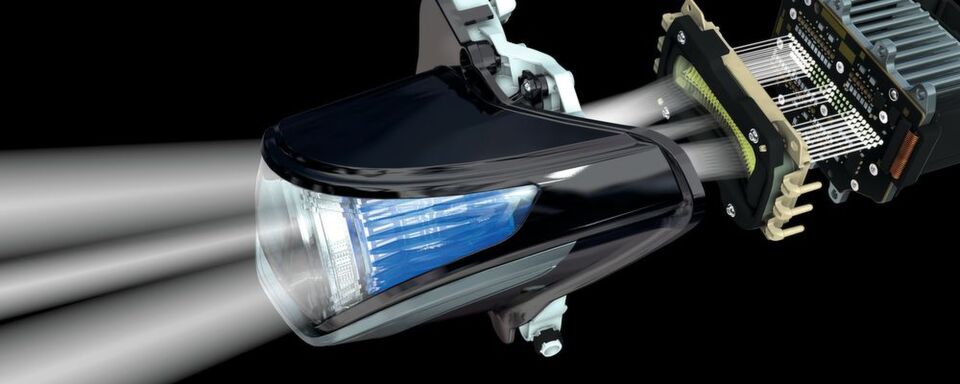 LED-Scheinwerfer der E-Klasse mit frei konfigurierbarer Lichtverteilung in beiden Scheinwerfern. LED-Scheinwerfer der E-Klasse mit frei konfigurierbarer Lichtverteilung in beiden Scheinwerfern.