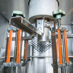 Bei der Bewitterungsprüfung wird die Alterungsbeständigkeit bei Sonneneinstrahlung (UV) sowie bei Einfluss von Ozon und Klima getestet. Dazu werden die Leitungen im Testgerät Trocken- und Beregnungsphasen, erhöhter Temperatur sowie einer Ozonkonzentration bis 1000 ppm (0,1 %) ausgesetzt. Bei der Bewitterungsprüfung wird die Alterungsbeständigkeit bei Sonneneinstrahlung (UV) sowie bei Einfluss von Ozon und Klima getestet. Dazu werden die Leitungen im Testgerät Trocken- und Beregnungsphasen, erhöhter Temperatur sowie einer Ozonkonzentration bis 1000 ppm (0,1 %) ausgesetzt.