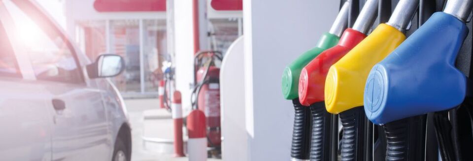 Abb. 1: Auf Zapfsäulen wird hierzulande die sogenannte erforschte (Research) Oktanzahl (ROZ) als Maß für die jeweilige Klopffestigkeit der Kraftstoffes ausgewiesen. Abb. 1: Auf Zapfsäulen wird hierzulande die sogenannte erforschte (Research) Oktanzahl (ROZ) als Maß für die jeweilige Klopffestigkeit der Kraftstoffes ausgewiesen.