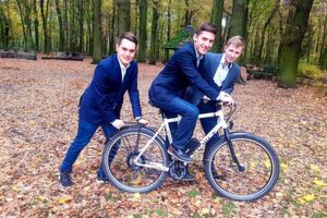 Viel Energie für nachhaltige Forschung: Die Nachwuchsforscher Tony Oehm, Sebastian Durchholz und Tom Hinzmann (von links.) entwickeln mit Unterstützung des Spezialchemie-Herstellers Kuraray aus Hattersheim einen besonderen Akku aus Bioabfällen, der für längere E-Bike-Reichweiten sorgt. Viel Energie für nachhaltige Forschung: Die Nachwuchsforscher Tony Oehm, Sebastian Durchholz und Tom Hinzmann (von links.) entwickeln mit Unterstützung des Spezialchemie-Herstellers Kuraray aus Hattersheim einen besonderen Akku aus Bioabfällen, der für längere E-Bike-Reichweiten sorgt.