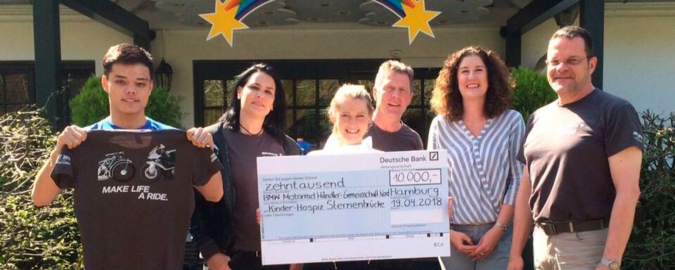 Spendenübergabe (v.re.): Jochen Ernsting (Fa. Stüdemann Hamburg), Tatjana Schrum (Geschäftsleitung Presse- und Öffentlichkeitsarbeit Sternenbrücke Hamburg), Bernd Saenger (BMW Motorrad), Katharina Neumann (BMW Motorrad Niederlassung Hamburg), Jessica Heilmann (BMW Motorrad Niederlassung Hamburg) und Daniel Witzel (Bergmann+Söhne Pinneberg). Spendenübergabe (v.re.): Jochen Ernsting (Fa. Stüdemann Hamburg), Tatjana Schrum (Geschäftsleitung Presse- und Öffentlichkeitsarbeit Sternenbrücke Hamburg), Bernd Saenger (BMW Motorrad), Katharina Neumann (BMW Motorrad Niederlassung Hamburg), Jessica Heilmann (BMW Motorrad Niederlassung Hamburg) und Daniel Witzel (Bergmann+Söhne Pinneberg).