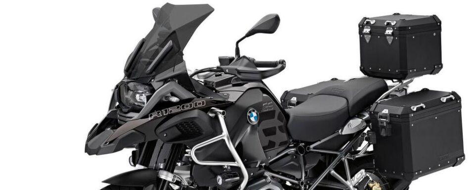 Für die R 1200 GS bietet BMW jetzt auch ein explizit schwarzes Zubehörprogramm an. Für die R 1200 GS bietet BMW jetzt auch ein explizit schwarzes Zubehörprogramm an.