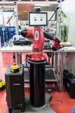 Industrie 4.0: Systeme müssen so erweitert werden, dass eine schnelle Verlegbarkeit möglich ist. Ein Beispiel ist ein Handlingsroboter, der sich variierenden Fertigungs- und Umgebungsbedingungen und unterschiedlichen Produkten anpasst. Im Bild zu sehen ist ein derartiger Prototyp bei ODU. Industrie 4.0: Systeme müssen so erweitert werden, dass eine schnelle Verlegbarkeit möglich ist. Ein Beispiel ist ein Handlingsroboter, der sich variierenden Fertigungs- und Umgebungsbedingungen und unterschiedlichen Produkten anpasst. Im Bild zu sehen ist ein derartiger Prototyp bei ODU.