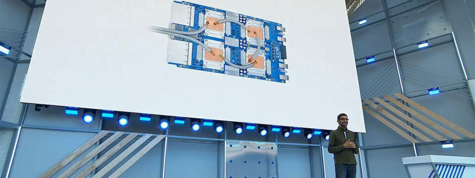 Das TPU-Motherboard zeigt eine direkte Flüssigkühlung: Vier Chips auf jeder Karte und Kühlmittel, das über jeden ASIC läuft und Hitze an die Kupferkühlplatten abgibt. Das TPU-Motherboard zeigt eine direkte Flüssigkühlung: Vier Chips auf jeder Karte und Kühlmittel, das über jeden ASIC läuft und Hitze an die Kupferkühlplatten abgibt.
