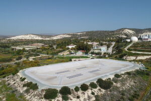 Continental hat die weltweit erste schwimmende Solarfolie auf Zypern installiert und schützt damit das gesammelte Wasser in einem Reservoir in der Region Limassol zuverlässig vor Verdunstung und ungewollter Verschmutzung. Gleichzeitig erzeugen die auf der Spezialfolie integrierten Photovoltaik-Module elektrischen Strom aus nachhaltiger Sonnenenergie. Continental hat die weltweit erste schwimmende Solarfolie auf Zypern installiert und schützt damit das gesammelte Wasser in einem Reservoir in der Region Limassol zuverlässig vor Verdunstung und ungewollter Verschmutzung. Gleichzeitig erzeugen die auf der Spezialfolie integrierten Photovoltaik-Module elektrischen Strom aus nachhaltiger Sonnenenergie.