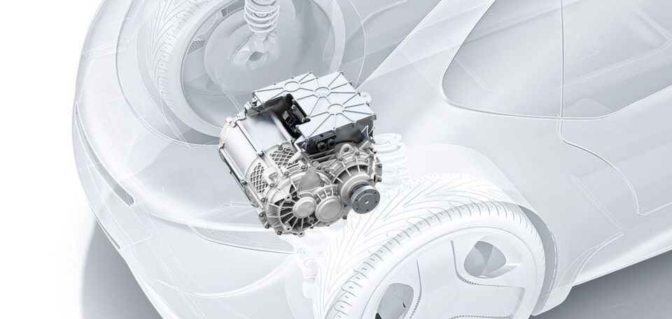 Bosch hat aus drei Antriebsteilen eins gemacht. Motor, Leistungselektronik und Getriebe sind kompakt kombiniert und treiben unmittelbar die Achse des Autos an. Bosch hat aus drei Antriebsteilen eins gemacht. Motor, Leistungselektronik und Getriebe sind kompakt kombiniert und treiben unmittelbar die Achse des Autos an.