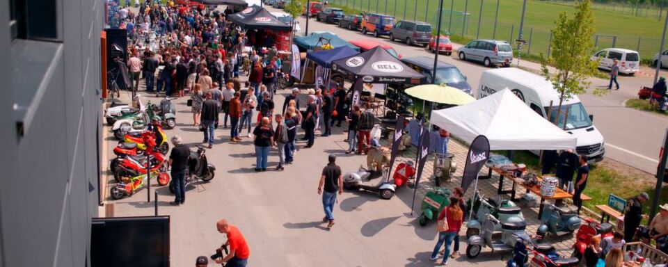 Insgesamt feierten mehr als 2.000 Besucher den Start der Rollersaison. Insgesamt feierten mehr als 2.000 Besucher den Start der Rollersaison.