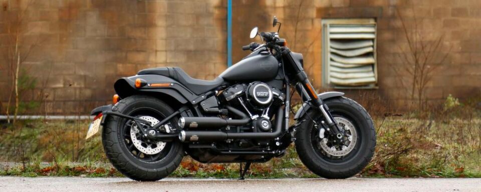 Die Harley-Davidson Fat Bob mit dem „Fat Bomb"-Auspuff. Die Harley-Davidson Fat Bob mit dem „Fat Bomb"-Auspuff.