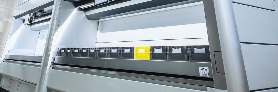 Im Vergleich zu statischen Lagerlösungen benötigt der „Logimat“ bis zu 90 % weniger Platz und ermöglicht eine füllgradoptimierte Lagerung auf Tablaren. Im Vergleich zu statischen Lagerlösungen benötigt der „Logimat“ bis zu 90 % weniger Platz und ermöglicht eine füllgradoptimierte Lagerung auf Tablaren.