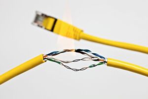 Halogenfreies Material:
In öffentlichen Gebäuden sind halogenfreie Leitungen aufgrund ihrer geringen, nichttoxischen Rauchentwicklung und Brandfortleitung vorgeschrieben. Aber auch für andere Anwendungen wie Elektronikgeräte ist es sinnvoll, über halogenfreie Anschlussleitungen nachzudenken. Halogenfreies Material:
In öffentlichen Gebäuden sind halogenfreie Leitungen aufgrund ihrer geringen, nichttoxischen Rauchentwicklung und Brandfortleitung vorgeschrieben. Aber auch für andere Anwendungen wie Elektronikgeräte ist es sinnvoll, über halogenfreie Anschlussleitungen nachzudenken.