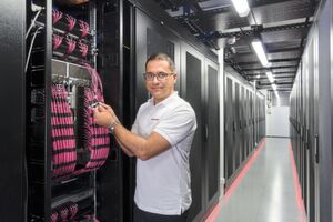 Highspeed-Datenübertragung: Die Datenmengen in den Unternehmen wachsen stärker als je zuvor. Viele Rechenzentren geraten aufgrund dessen an ihre Kapazitätsgrenzen. Die Infrastruktur ist häufig komplex, die Verkabelung überfordert und nicht immer auf dem neuesten Stand der Technik. Highspeed-Datenübertragung: Die Datenmengen in den Unternehmen wachsen stärker als je zuvor. Viele Rechenzentren geraten aufgrund dessen an ihre Kapazitätsgrenzen. Die Infrastruktur ist häufig komplex, die Verkabelung überfordert und nicht immer auf dem neuesten Stand der Technik.