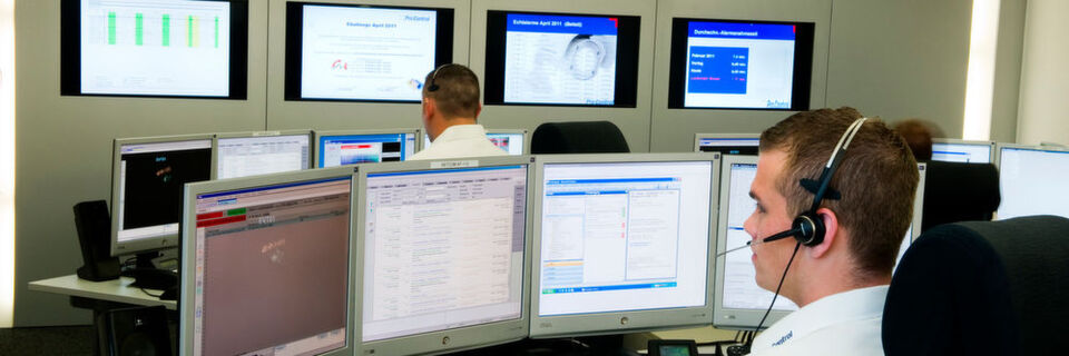 Rund um die Uhr im Einsatz: In der unternehmenseigenen Serviceleitstelle können die Mitarbeiter von Protection One im Fall eines Alarms in Sekundenschnelle reagieren. Rund um die Uhr im Einsatz: In der unternehmenseigenen Serviceleitstelle können die Mitarbeiter von Protection One im Fall eines Alarms in Sekundenschnelle reagieren.