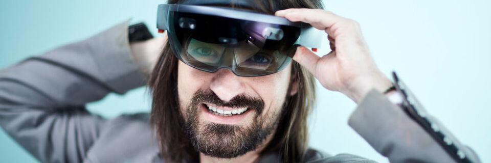Der Brasilianer Alex Kipman hat die Mixed-Reality-Brille Hololense entwickelt und ist jetzt für den Europäischen Erfinderpreis nominiert worden. Der Brasilianer Alex Kipman hat die Mixed-Reality-Brille Hololense entwickelt und ist jetzt für den Europäischen Erfinderpreis nominiert worden.