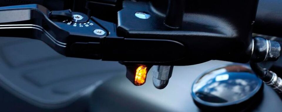 Einfach und clever: Blinker zum Kleben auf allen planen Flächen. Einfach und clever: Blinker zum Kleben auf allen planen Flächen.