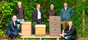 Michael Blank, Leiter Lenze-Elektronikfertigung, die Imker Manfred Burgdorf und Dirk Böhm, Landwirt Friedel-Curt Redeker, Imker Frank Clodius und Lenze Umweltmanager Volker Bockskopf entließen die drei Bienenvölker am Lenze-Standort in die Freiheit. Michael Blank, Leiter Lenze-Elektronikfertigung, die Imker Manfred Burgdorf und Dirk Böhm, Landwirt Friedel-Curt Redeker, Imker Frank Clodius und Lenze Umweltmanager Volker Bockskopf entließen die drei Bienenvölker am Lenze-Standort in die Freiheit.
