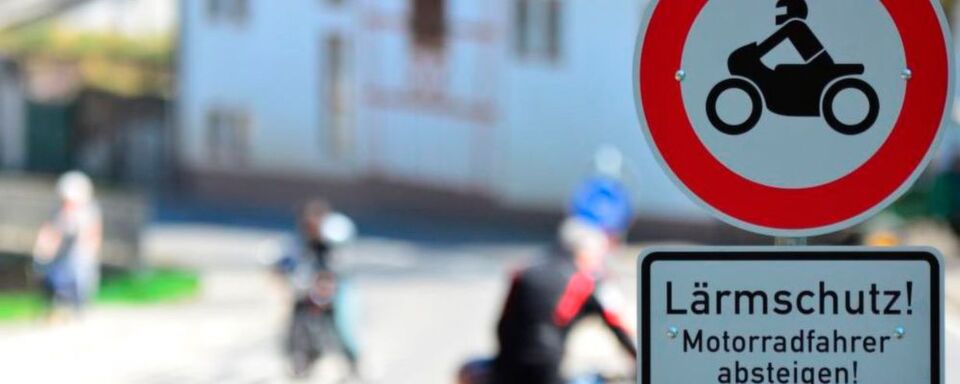 „Laut ist out – versau' dir nicht die Tour“ heißt eine Social-Media-Kampagne, die das Horrorszenario „Streckensperrungen“ in einem ironisch-fiktiven Videoclip verarbeitet. „Laut ist out – versau' dir nicht die Tour“ heißt eine Social-Media-Kampagne, die das Horrorszenario „Streckensperrungen“ in einem ironisch-fiktiven Videoclip verarbeitet.
